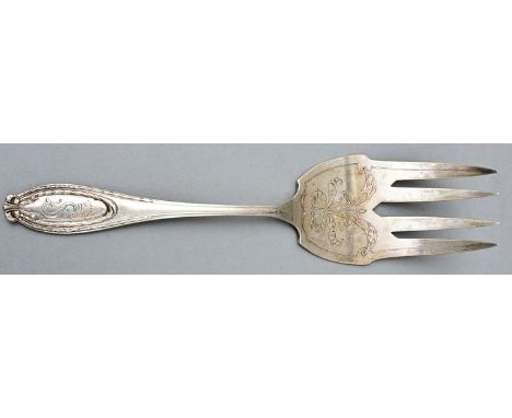 Fischvorlegegabel, Dtl., um 1900Silber (800), ovale Stielform mit Schleifenabschluss, reliefertes Kranzdekor, gravierte Initi