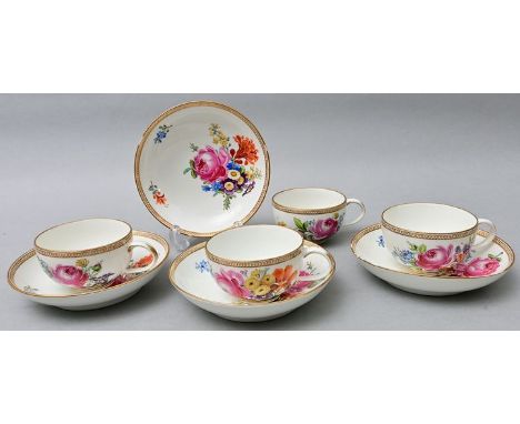Vier Tassen mit Untertassen, Meissen, 1774-1814 (Marcolini)Porzellan, einfache halbkugelige Form mit Ohrenhenkel. Bunte Blume