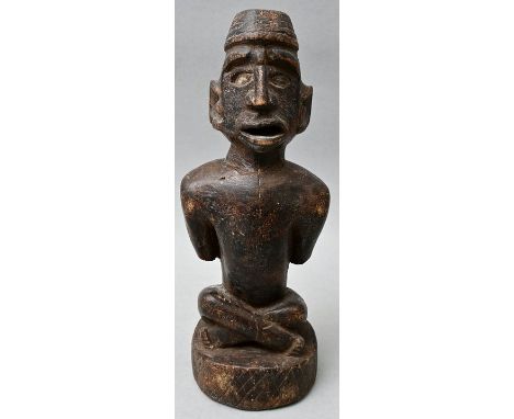 Statuette, KongoHolz, geschnitzt, Augen mit Spiegeln eingesetzt. Auf niedrigem Sockel mit übergeschlagenen Beinen sitzende mä