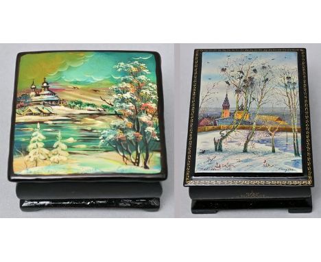 Zwei Lackdosen, Russland, Fedoskino, 1992Pappmaché, handbemalt, Perlmutteinlagen. Zwei winterliche Landschaften mit Aussicht 
