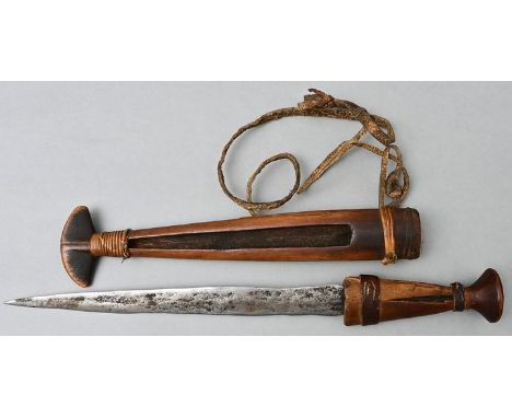 Messer mit Scheide, Angola/ OvamboZweischneidige schlanke Klinge mit angedeutetem Mittelgrat, Flugrost, Holzgriff beschädigt,