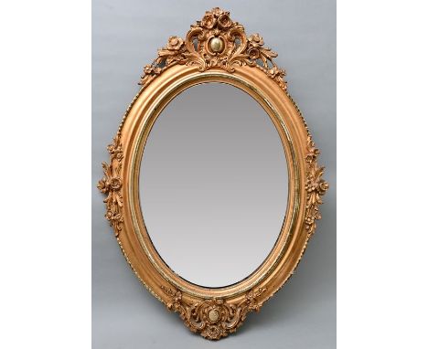 Ovaler Spiegel im BarockstilOvale Spiegelfläche, Rahmen mit barocken Schmuckelementen verziert. H. 113 cm, B. 82 cm Baroque s
