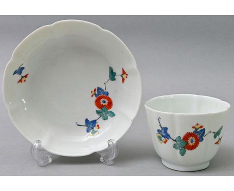 Koppchen mit Unterschale, Meissen, um 1735/40Koppchen becherförmig mit 8 zarten Rippen, auf Standring, Untertasse analog geri