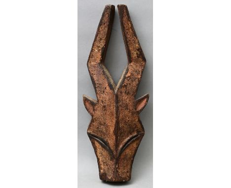 Zoomorphe Maske, D. R. Kongo/ Gabun, KweleEkuk-Maske, in Form eines stilisierten Antilopenkopfes. Holz, geschnitzt, Farbpigme