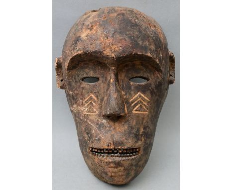Maske, D. R. Kongo, Kumu (?) o. BwakaZoomorphe Gesichtsmaske, Holz, geschnitzt, Alterspatina, Verwitterungsspuren im oberen S