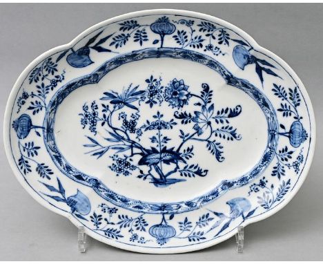 Platte, Meissen, um 1750Porzellan, Vierpassform, Zwiebelmusterdekor. Schwertermarke mit Punkt und Buchstabe "K" (vermutl. Bla
