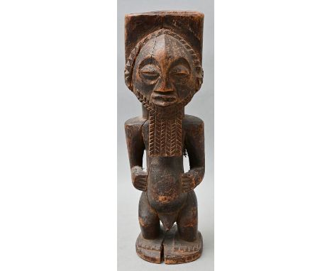 Fetischfigur, D. R. Kongo, KusuMännliche Figur in stehender Haltung, Hinterkopf gefäßartig ausgehöhlt. Holz, geschnitzt, dunk