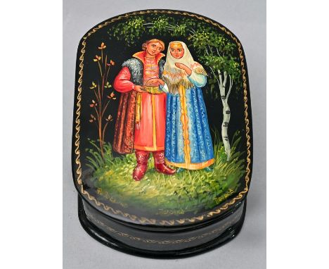 Lackdose, Russland, Fedoskino, 20. Jh.Pappmaché, handbemalt mit Perlmutteinlage. Darstellung eines Paares (Märchendarstellung