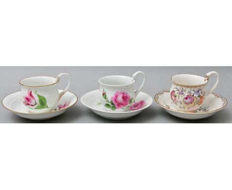 Drei Tassen mit Untertassen, Meissen, 2. H. 19. Jh./ um 1900Porzellan, Schwanenhenkelform. Gemalte Dekore Blume 1 mit Goldran
