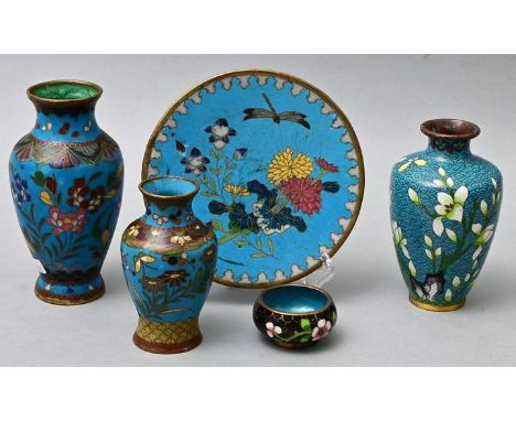 5 Teile Clossonier, 20. Jh.In buntem Email cloisonné dekoriert mit Blumen und einer Libelle. Set bestehend aus drei Vasen, vo