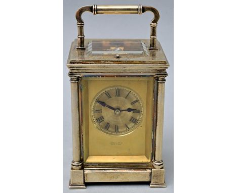 Reiseuhr, Frankreich, 19. Jh.Veredeltes Messing-Gehäuse, allseitig verglast, mit vier Ecksäulen. Tragebügel. Messing-Zifferbl