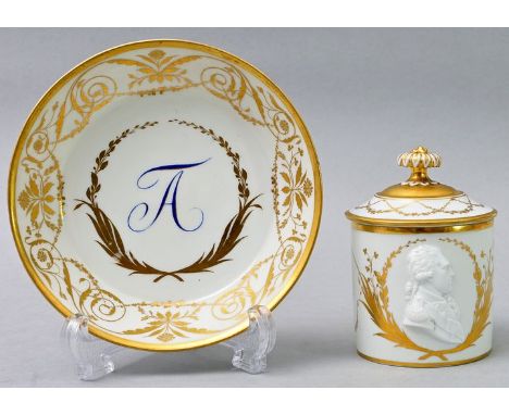 Deckeltasse mit Bildnisplakette des sächsischen Königs mit Untertasse, Meissen, 1815-1818Porzellan, zylindrische Form mit kla