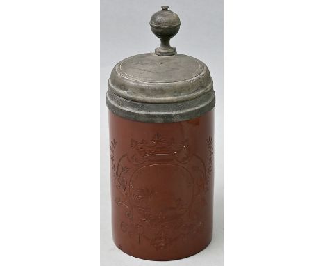 Früher Humpen/ Walzenkrug, Meissen, um 1710-20Rotbraunes Böttgersteinzeug, poliert, Schauseite in Anlehnung an Glasschnitttec
