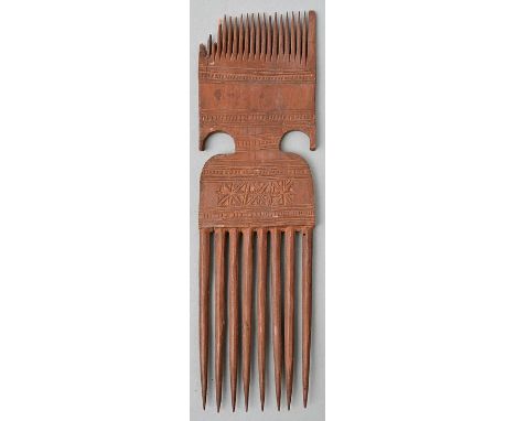 Kamm, Akan/ Ghana (?)Holz, geschnitzt, zweiseitig mit grober bzw. feinerer Zahnreihe. Gekerbte ornamentale Verzierungen. Eini