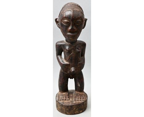 Ahnenfigur, mgl. D. R. Kongo, Stil Tabwa (?)Weibliche Figur, stehend. Holz, geschnitzt, Narbentataurierungen auf Stirn und Ob