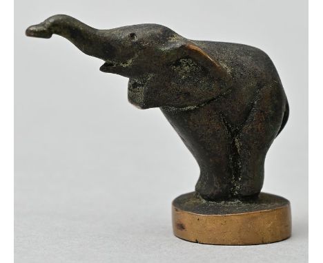 Petschaft mit Elefant, 2. H. 19. Jh.Messing. Griff in Form eines kleinen Elefanten mit ausgestrecktem Rüssel, auf Rundfuß, oh