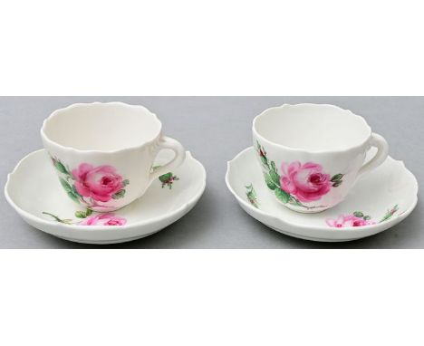 Paar Mokkatassen mit Untertassen, Meissen, um 1900Porzellan, Neuer Ausschnitt, Dekor Rote Rose. Schwertermarke, 2 Schleifstri