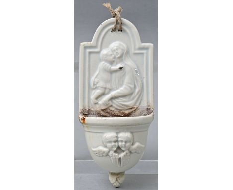 Kleines Weihwasserkesselchen, 2. H. 19. Jh./ um 1900Steingut, Wandbehälter mit Reliefdekor: Madonna, Puttenköpfe. Kalkablager