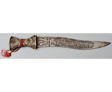 (Zeremonial-) Dolch, wohl indo-persischGekurvte Rückenklinge mit Eisenschnittverzierung, beidseitig zisliert mit Tierdarstell