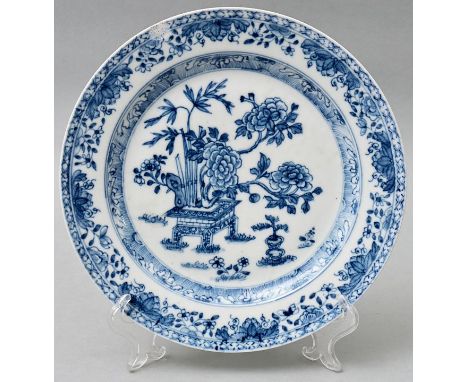 Teller mit chinesischem Tischchen-Päonien-Bambus-Dekor, Meissen,  um 1740-50Porzellan, glattrandige flache Form, Unterglasurm