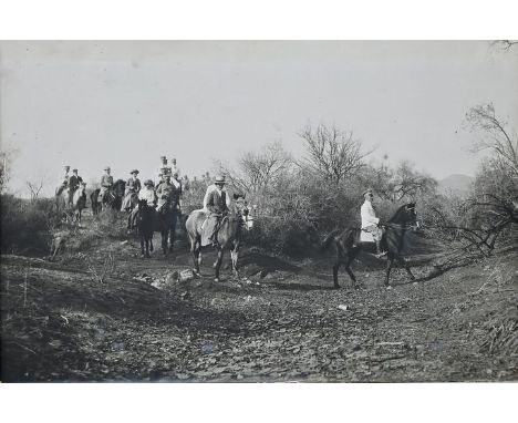 Historische Fotografie, dt. KolonialzeitMitglieder der sog. dt. Schutztruppe in Afrika mit Ehefrauen und Truppen bei Ausritt.