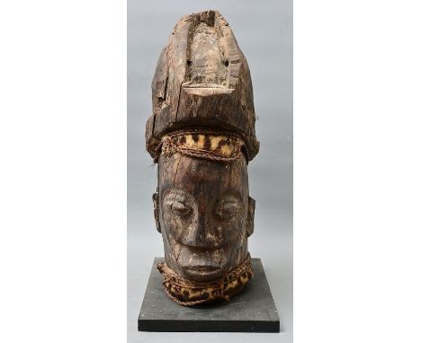 Monumentaler Kopf, wohl Teil einer Pfostenfigur, mgl. Hemba/ ZaireHolz, geschnitzt, anthropomorpher Kopf mit helm-oder kronen