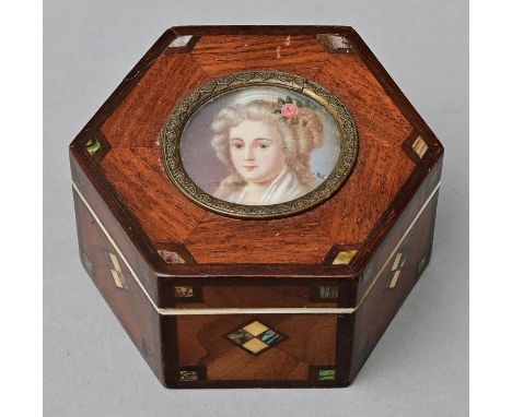 Sechseckiges Nadelkistchen mit PortraitmedaillonHolzkorpus, mahagonifurniert, mit Beinbesatz und Intarsienelementen aus Perlm