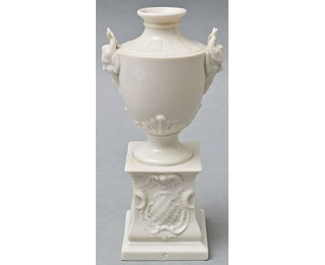 Kleine Vase auf Sockel, Nymphenburg, nach 1910Porzellan, weiß. Balustervase mit zwei applizierten Satyrköpfen  auf Postament 