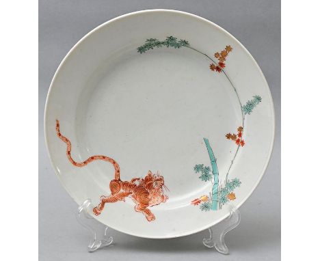 Teller, Meissen, um 1726-28Porzellan, gemuldeter Spiegel , leicht profilierter Rand. Kakiemon-Dekor "Roter Löwe", auf die Fah