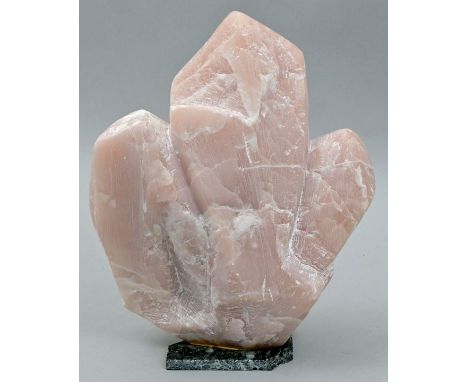 Peschel, Johannes (Hans). Geb. 1931 KamenzKomposition / Faltung, rosafarbener Alabaster auf Marmorplatte (gebrochen), H. 27,5