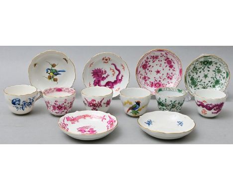 Sechs Mokkatassen mit Untertassen, Meissen, 20 Jh.Porzellan. Neuer Ausschnitt, unterschiedliche Dekore (indische Malerei in g