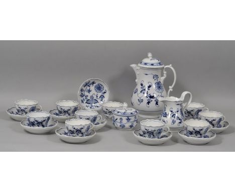 23 Teile zu einem Kaffeeservice, Meissen, E. Teichert, E. 19./ Anf. 20. Jh.Porzellan, Zwiebelmusterdekor. Neuer Ausschnitt. U