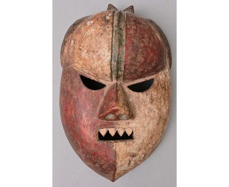 Maske im Stil Salampasu/ D. R. Kongo/ ZaireGesichtsmaske, Holz, geschnitzt, weiß/ rot/ grün bemalt. H. 25 cm Provenienz: würt