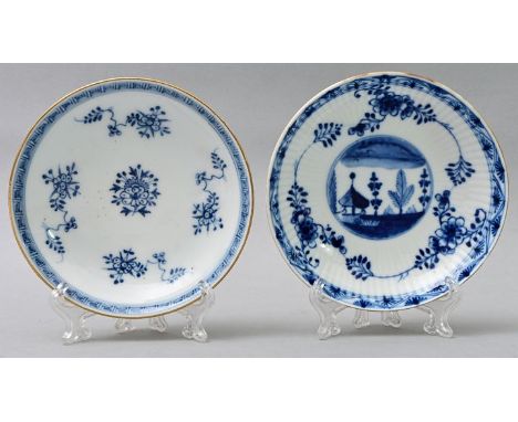 Zwei Untertassen, Meissen, 18. Jh.a) Porzellan, unterglasurblaue Blaublümchenmalerei, Mäanderbordüre und Goldrand. Unterseite