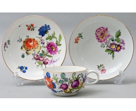 Tasse und zwei Untertassen, Meissen, 1774-1814 (Marcolini)Porzellan. Halbkugelige Form mit Ohrenhenkel, reiche Manierblumen M