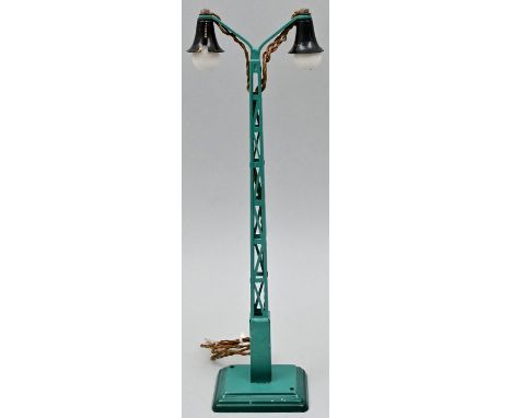 Laterne, Märkling, 1930-1935Bogenlampe 453/2 2-armig, Vierecksockel, Gittermast, schwarze Reflektoren, aus Blech handlackiert