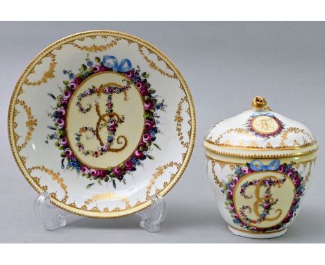 Deckeltasse mit Untertasse, Paris, Manufacture de la Reine, Rue  Thiroux, um 1800/ Anf.19. Jh. Porzellan, Form mit taillierte