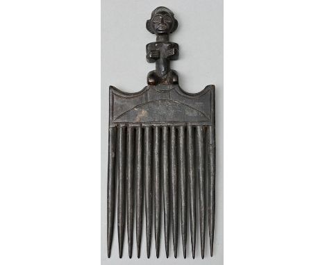 Kamm, Stil Chokwe, AngolaHolz, geschnitzt, figürlicher Griff in Gestalt einer weiblichen Figur im Fersensitz. Schwarz patinie