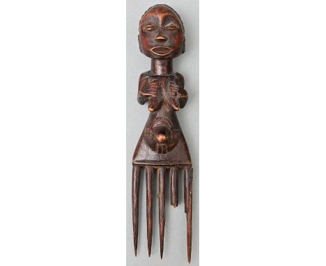 Kamm, D. R. Kongo, Stil Luba/ HembaHolz, geschnitzt, figürlicher Griff: weibliche Figur. Zwei Zinken alt gekittet, ein weiter