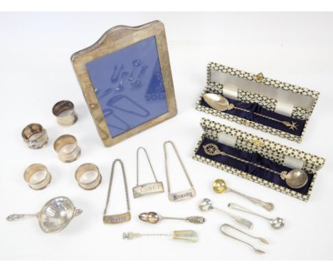 Mixed collection of silver, to include tea strainer, Birmingham 1926, five napkin rings, George IV fiddle pattern mustard spo