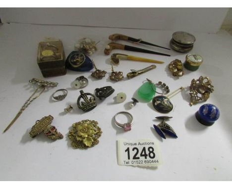 A mixed lot of jewellery including various military badges with crown motifs, an enamelled box, pearl dress studs and other i