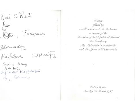 [Heaney (Seamus)] Nobelpris i Littertatur. The Nobel Prize in Literature. Presentation folder jointly issued by Swedish and I