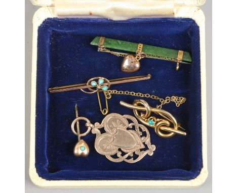 A pierced 9ct gold fob, turquoise set stick pin, 9ct gold knot brooch, 9ct gold turquoise set bar brooch and a gold mounted n