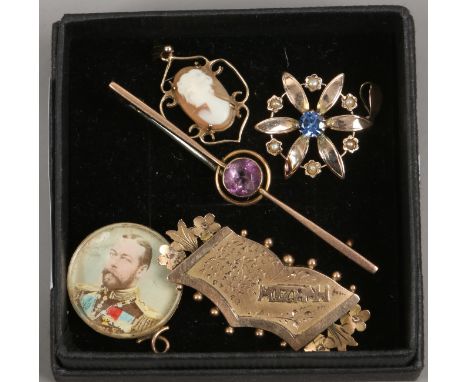 A collection of 9ct gold jewellery including Mizpah brooch, cameo pendant, George V fob and amethyst bar brooch etc.