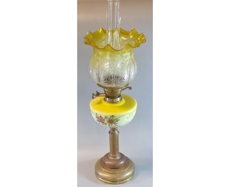 Early 20th Century double oil burner lamp, having yellow frilled and etched glass shade, above a yellow ceramic and foliate p