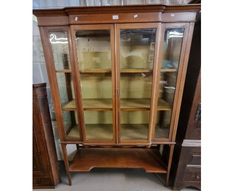 Edwardian mahogany inlaid display cabinet with under tier on square tapering legs. (B.P. 21% + VAT)Measurements: 121 x 43 x 1