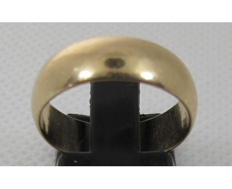 14ct gold wedding ring.  Ring size M&1/2.  Approx weight 4.2 grams.  (B.P. 21% + VAT) 