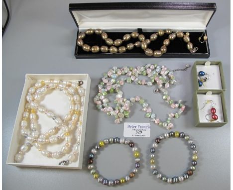 Collection of fresh water pearl jewellery, to include: earrings, bracelets etc.   (B.P. 21% + VAT) 