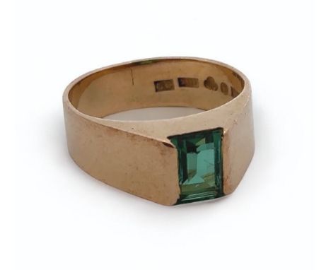 A green tourmaline ring in 18ct gold. Size J/K Tourmaline approx 8mm x 5mm.&nbsp;5.21g.