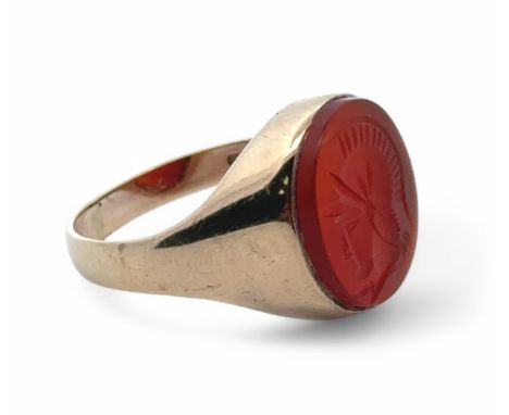 A Carnelian seal ring depicting a man wearing a helmet. Size Q. London 1965 hallmarks.&nbsp;4.55g